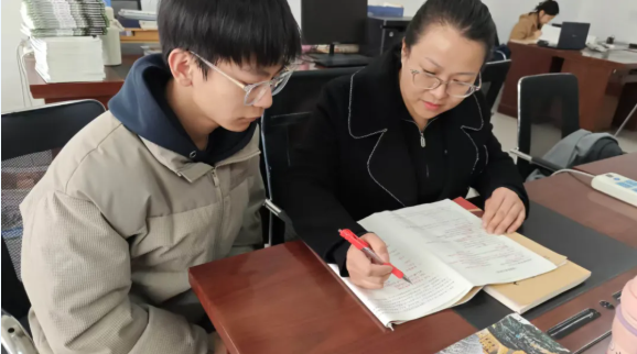 校园文字拼图・课桌旁札 | 校园里的双向星光