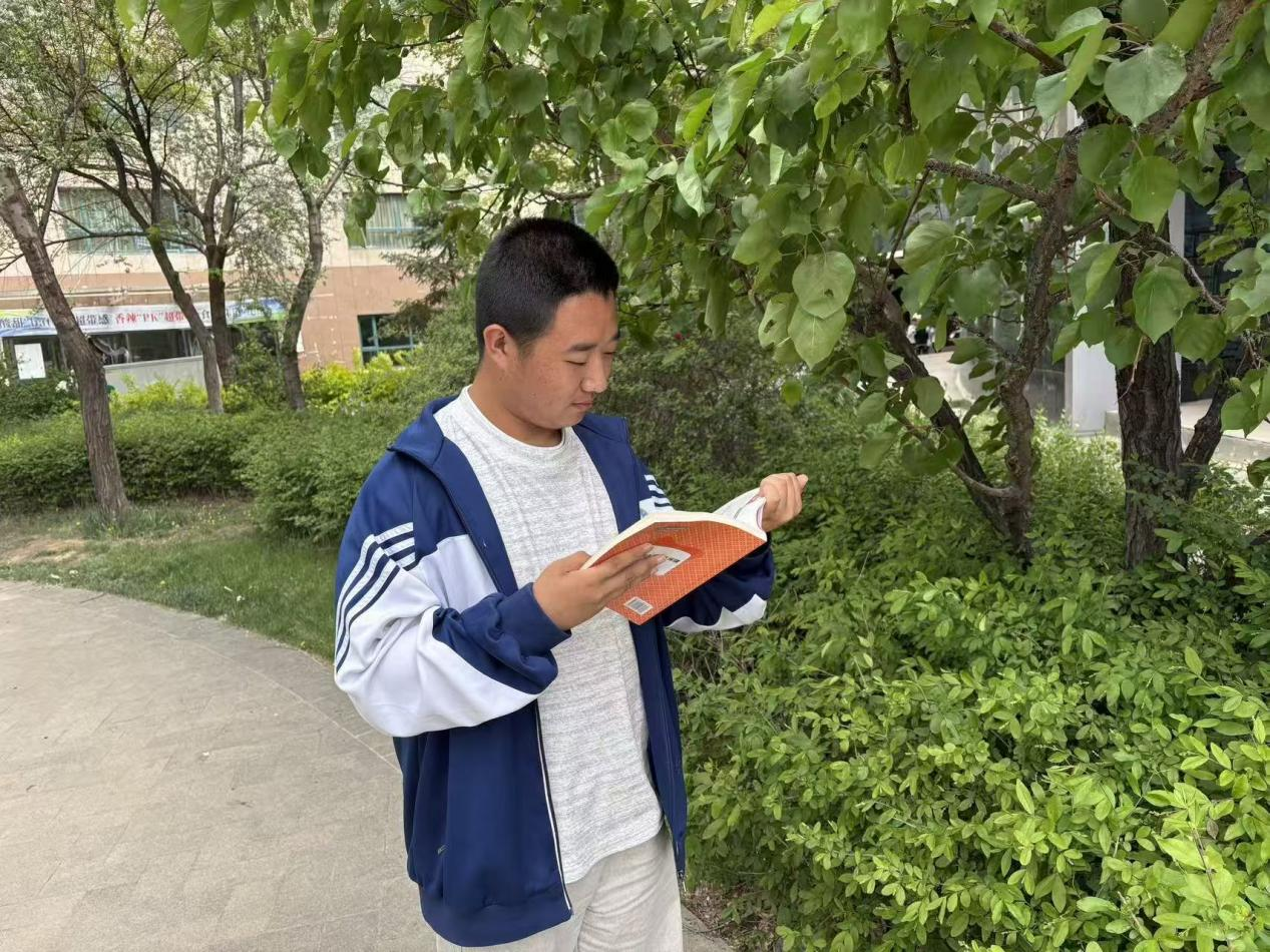 书韵校园・学生荐书 | 《红鞋城》