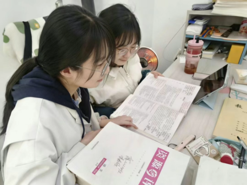 校园文字拼图・课桌旁札 | 师生之间，是一场双向奔赴的同行